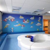 Revestimiento digital de pared para la sala infantil de un hospital