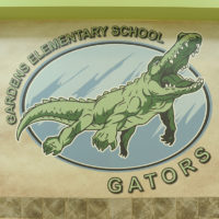 Un alligatore gigante alla scuola elementare di Pasadena in Texas