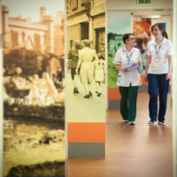 Fotomurali di orientamento nel reparto di demenza senile Oakwood – Reading, UK