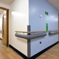 Corrimano legno/acciaio e paracolpo Acrovyn® per i corridoi dell'Ospedale Morriston – Swansea, UK