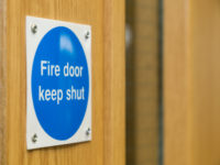 4 Pemeriksaan Pintu Darurat Kebakaran untuk Mencegah Penyebaran Asap