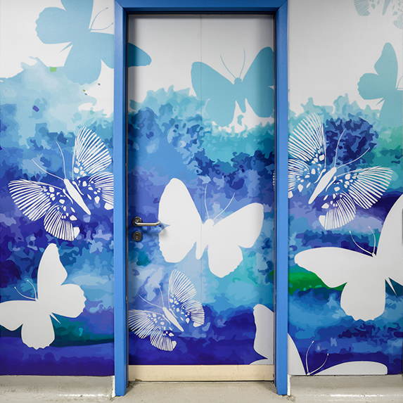 Motyw motyli na ścianach i drzwiach kostnicy w Szpitalu St Michael