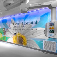 Płyty z cyfrowym nadrukiem na ścianie sali operacyjnej Szpitala Kardiologicznego